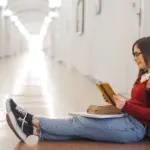 Η εισαγωγή στην τριτοβάθμια εκπαίδευση συνοδεύεται από μια σειρά υποχρεωτικών γραφειοκρατικών βημάτων, τα οποία ξεκινούν αμέσως μετά την ανακοίνωση των βάσεων με την ηλεκτρονική εγγραφή στο Πανεπιστήμιο.