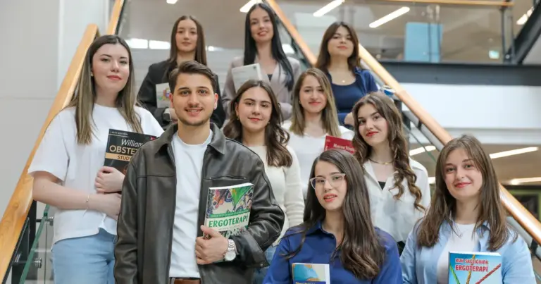 Οι αιτήσεις για τα νέα προγράμματα νεανικής επιχειρηματικότητας που απευθύνονται σε πρωτοετείς φοιτητές για το ακαδημαϊκό έτος 2026-2027 υποβάλλονται ηλεκτρονικά μέσω της ενιαίας ψηφιακής πύλης gov.gr, προσφέροντας επιδοτήσεις έως και 15.000 ευρώ για την έναρξη νέων καινοτόμων δραστηριοτήτων.