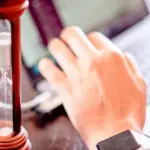 Η δήλωση των ωρών εκτός έδρας για τους τεχνικούς τηλεπικοινωνιών μέσω της Ψηφιακής Κάρτας Εργασίας πραγματοποιείται αποκλειστικά ψηφιακό σύστημα Εργάνη ΙΙ με τη χρήση της εφαρμογής MyErgani mobile app, όπου ο εργαζόμενος υποχρεούται να σκανάρει το QR code της κάρτας του κατά την άφιξη και αποχώρηση από το σημείο βλάβης ή εγκατάστασης.