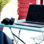 Η Ψηφιακή Κάρτα Εργασίας καλύπτει το σύνολο των εργαζομένων, ανεξάρτητα από το αν η απασχόλησή τους παρέχεται εντός του φυσικού χώρου της επιχείρησης, εξ αποστάσεως (τηλεεργασία) ή εν κινήσει (πωλητές, τεχνικοί, περιοδεύοντες υπάλληλοι).