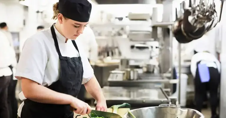 Η παροχή υπηρεσιών εστίασης και catering εκτός των κεντρικών εγκαταστάσεων της επιχείρησης διέπεται από ειδικό καθεστώς, καθώς η μεταβλητότητα των χώρων και η ιδιομορφία του ωραρίου απαιτούν ακριβή αποτύπωση του πραγματικού χρόνου απασχόλησης.