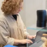 Σε πλήρη εφαρμογή βρίσκονται πλέον οι εντατικοί έλεγχοι της Επιθεώρησης Εργασίας για την Ψηφιακή Κάρτα Εργασίας, εστιάζοντας στους κλάδους του τουρισμού, της εστοίασης και της βιομηχανίας, όπου η συμμόρφωση παρακολουθείται σε πραγματικό χρόνο μέσω του συστήματος ERGANI II.