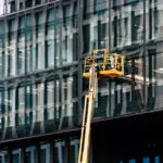 Η υποχρεωτική εφαρμογή της Ψηφιακής Κάρτας Εργασίας στους εργαζόμενους των εταιρειών διαχείρισης και συντήρησης κτιρίων είναι ήδη γεγονός, καλύπτοντας τόσο το διοικητικό προσωπικό όσο και τους τεχνικούς πεδίου που μετακινούνται εκτός εγκαταστάσεων.