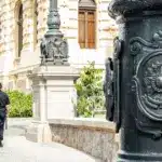 Οι εργαζόμενοι σε ιδιωτικές εταιρείες παροχής υπηρεσιών ασφαλείας (security) που στελεχώνουν τη φύλαξη μουσείων και αρχαιολογικών χώρων υπάγονται υποχρεωτικά στο σύστημα της Ψηφιακής Κάρτας Εργασίας, καθώς ο κλάδος των ιδιωτικών υπηρεσιών προστασίας και φύλαξης (ΚΑΔ 80.10) περιλαμβάνεται στις κατηγορίες επιχειρήσεων που έχουν ενταχθεί πλήρως στο μέτρο.