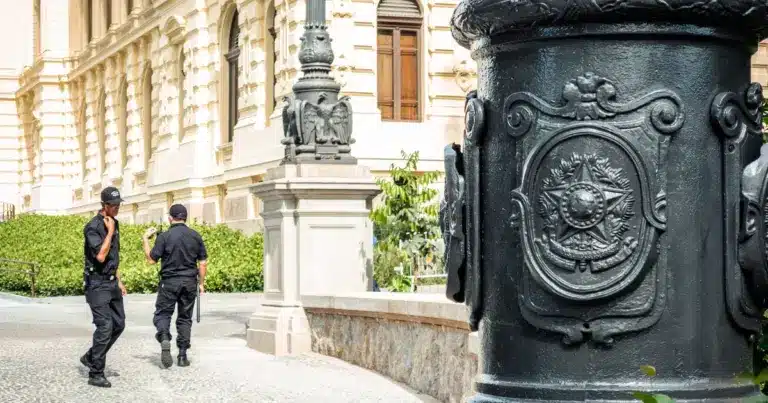 Οι εργαζόμενοι σε ιδιωτικές εταιρείες παροχής υπηρεσιών ασφαλείας (security) που στελεχώνουν τη φύλαξη μουσείων και αρχαιολογικών χώρων υπάγονται υποχρεωτικά στο σύστημα της Ψηφιακής Κάρτας Εργασίας, καθώς ο κλάδος των ιδιωτικών υπηρεσιών προστασίας και φύλαξης (ΚΑΔ 80.10) περιλαμβάνεται στις κατηγορίες επιχειρήσεων που έχουν ενταχθεί πλήρως στο μέτρο.