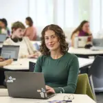 Μετά την ολοκλήρωση της αρχικής φάσης εγγραφών, οι κενές θέσεις που προκύπτουν από μη εγγραφέντες υποψηφίους καλύπτονται αυτόματα από τους επιλαχόντες βάσει της σειράς κατάταξης.