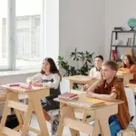 Το Υπουργείο Παιδείας καθορίζει το νέο πλαίσιο για τις απουσίες, τους κανόνες διεξαγωγής των σχολικών εκδρομών και το σύστημα αξιολόγησης των μαθητών για τη σχολική χρονιά 2026-2027, θέτοντας αυστηρότερες προϋποθέσεις και ψηφιακά εργαλεία ελέγχου.