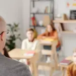 Σε αυστηρότερο πλαίσιο κινείται η σχολική χρονιά 2026-2027 για τους μαθητές Γυμνασίων και Λυκείων, καθώς οι αλλαγές στον υπολογισμό των απουσιών, στους όρους διεξαγωγής των σχολικών εκδρομών και στην αξιολόγηση των τετραμήνων καθορίζουν πλέον χωρίς περιθώρια ελιγμών την εξέλιξη της σχολικής χρονιάς.