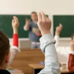 Με τις νέες ρυθμίσεις του Υπουργείου Παιδείας για τη σχολική χρονιά 2026-2027, αλλάζει ριζικά το τοπίο στις σχολικές δραστηριότητες, το όριο και τη δικαιολόγηση των απουσιών, καθώς και τον τρόπο αξιολόγησης των μαθητών σε Γυμνάσια και Λύκεια.
