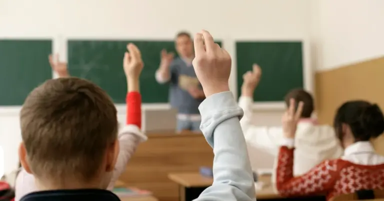 Με τις νέες ρυθμίσεις του Υπουργείου Παιδείας για τη σχολική χρονιά 2026-2027, αλλάζει ριζικά το τοπίο στις σχολικές δραστηριότητες, το όριο και τη δικαιολόγηση των απουσιών, καθώς και τον τρόπο αξιολόγησης των μαθητών σε Γυμνάσια και Λύκεια.