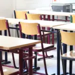 Αυστηρότερα όρια στις απουσίες, σαφείς κανόνες για τη χρήση της τεχνολογίας, ανανεωμένο πλαίσιο εκδρομών και νέο σύστημα αξιολόγησης συνθέτουν το τοπίο για τη σχολική χρονιά 2026-2027. Οι αλλαγές που θεσπίστηκαν πρόσφατα από το Υπουργείο Παιδείας καθορίζουν με ακρίβεια τις υποχρεώσεις μαθητών και γονέων, βάζοντας τέλος σε γκρίζες ζώνες ετών.