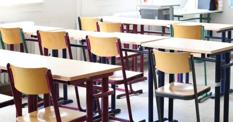Αυστηρότερα όρια στις απουσίες, σαφείς κανόνες για τη χρήση της τεχνολογίας, ανανεωμένο πλαίσιο εκδρομών και νέο σύστημα αξιολόγησης συνθέτουν το τοπίο για τη σχολική χρονιά 2026-2027. Οι αλλαγές που θεσπίστηκαν πρόσφατα από το Υπουργείο Παιδείας καθορίζουν με ακρίβεια τις υποχρεώσεις μαθητών και γονέων, βάζοντας τέλος σε γκρίζες ζώνες ετών.