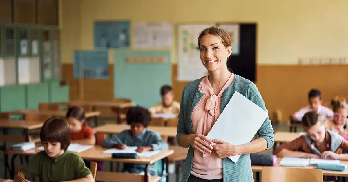 Το νέο πλαίσιο λειτουργίας διαμορφώνει ένα πιο συγκεντρωτικό μοντέλο για τις προμήθειες, ενισχύοντας παράλληλα την παιδαγωγική αυτονομία των σχολικών μονάδων.