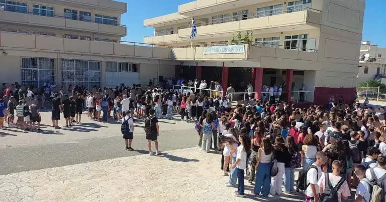 Τα σχολικά συμβούλια συνεδριάζουν τακτικά εντός του σχολικού έτους, αποτελώντας το συνδετικό όργανο μεταξύ της διεύθυνσης του σχολείου, του εκπαιδευτικού προσωπικού, των γονέων και της τοπικής αυτοδιοίκησης.