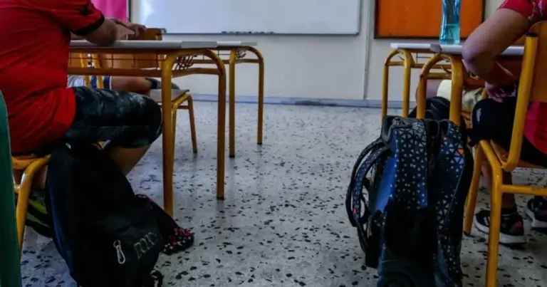Το πλαίσιο φοίτησης στα Γυμνάσια και τα Λύκεια της χώρας καθορίζει με σαφήνεια τις συνέπειες που αντιμετωπίζουν οι μαθητές όταν ξεπερνούν αυτά τα όρια, καθιστώντας υποχρεωτική την επανάληψη της τάξης εάν δεν τηρηθούν οι προβλεπόμενες διαδικασίες δικαιολόγησης.